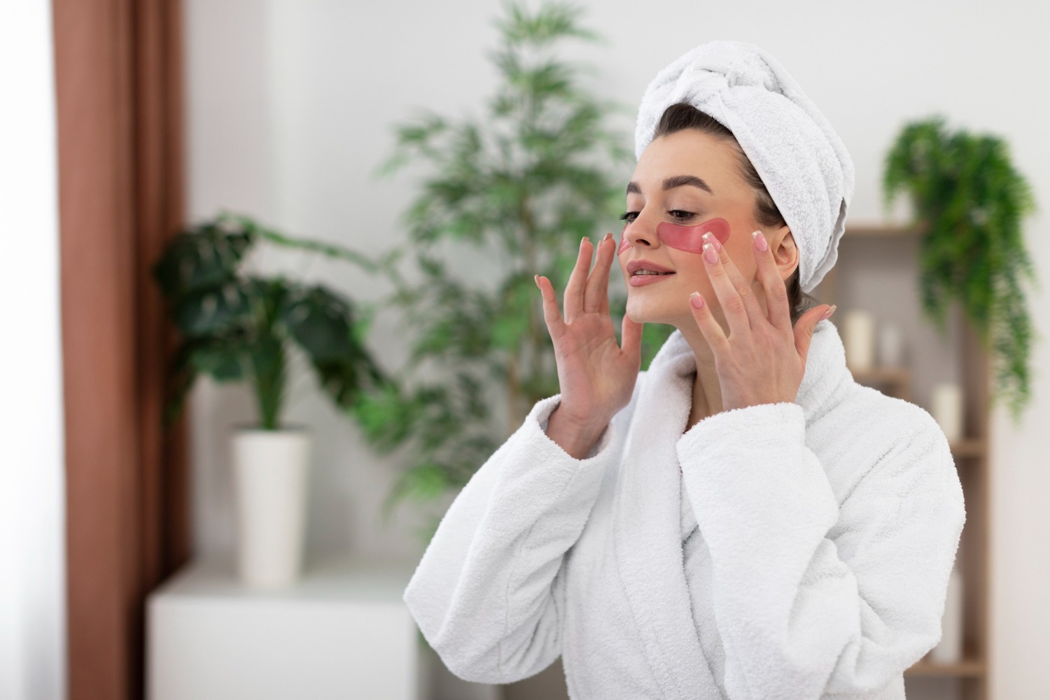 kobieta w szlafroku i ręczniku na głowie wykonuje wieczorną rutynę pielęgnacyjną