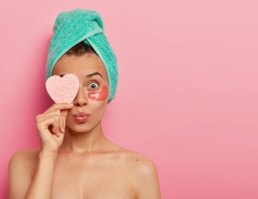 kobieta wykonująca rutynę pielęgnacyjną twarzy