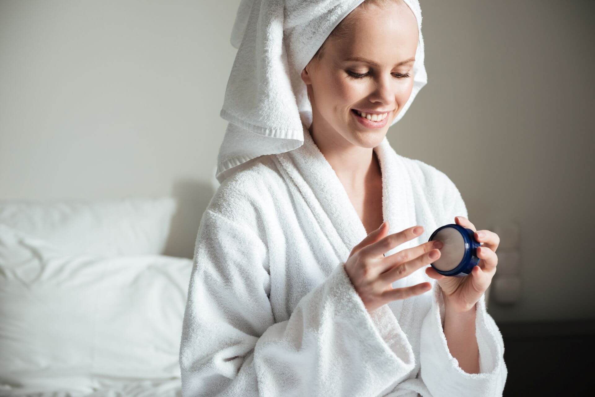 Kobieta używająca kremu do twarzy