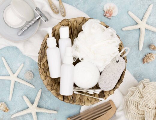 Kosmetyki na wakacje w koszu, widok z góry.