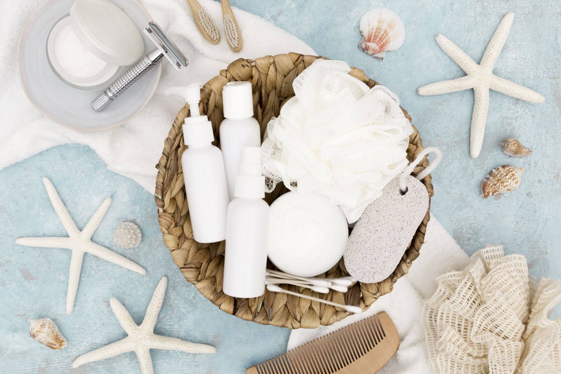 Kosmetyki na wakacje w koszu, widok z góry.